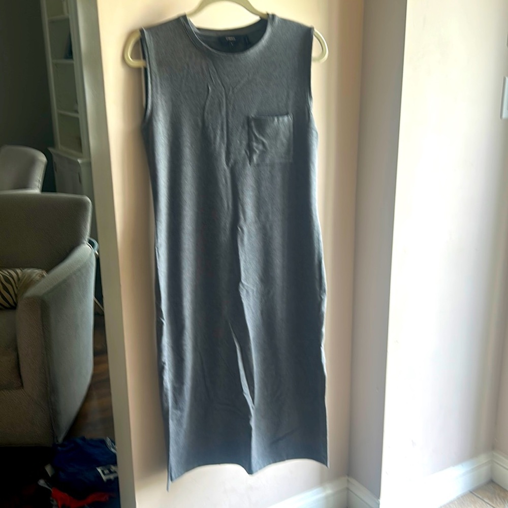 Theory gray stretchy midi. Scoop neck w breast pocket. 12’’ slit up both sides.